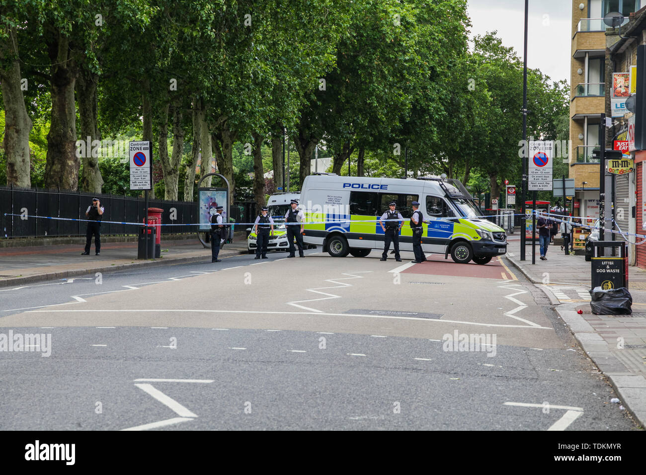 Londres, Royaume-Uni. 17 Juin, 2019. Londres, Royaume-Uni - 17 juin 2019 : scène à Stratford dans la police lancer une enquête pour meurtre après la mort d'un homme trouvé avec poignardé tôt ce matin. Credit : Oliver Cole/Alamy Live News Banque D'Images