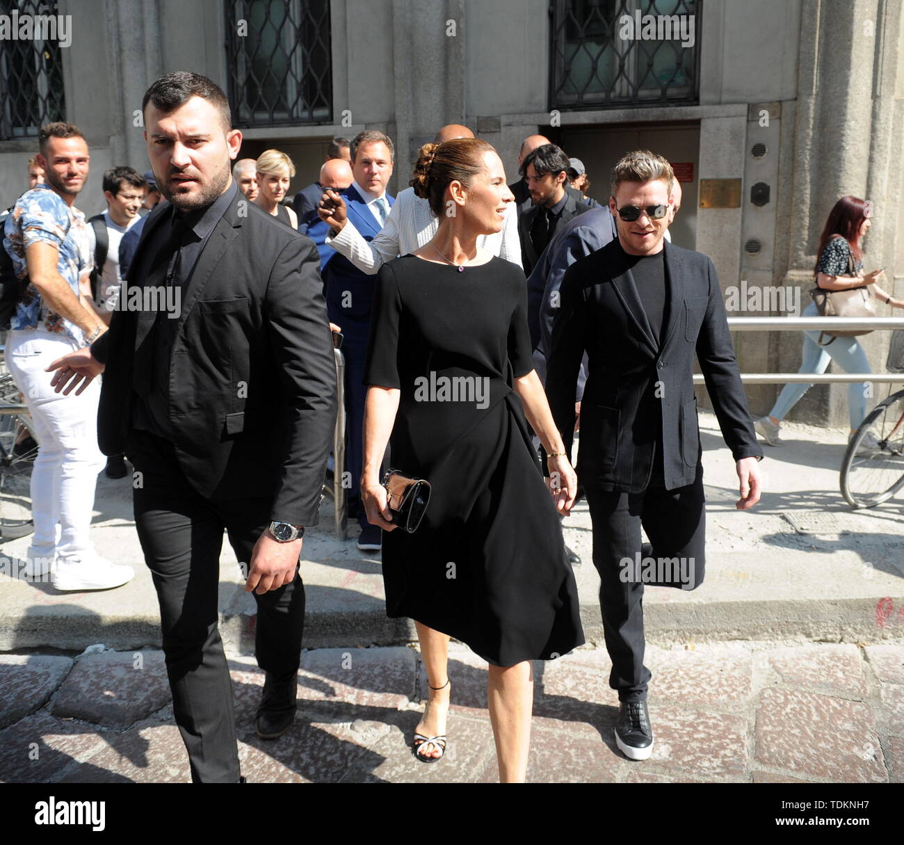 Milan, Italie. 17 Juin, 2019. Richard Madden quitte l'hôtel pour aller à la fashion show d'Armani Richard Madden, acteur écossais star de "le trône de fer" et la série télévisée 'Les Medici', sort de l'hôtel Armani avec Roberta Armani, Giorgio Armani's nephew. Les deux, avec l'acteur américain Samuel Jackson, faire une courte promenade pour assister au défilé de GIORGIO ARMANI, escorté par plusieurs hommes de la sécurité. Banque D'Images