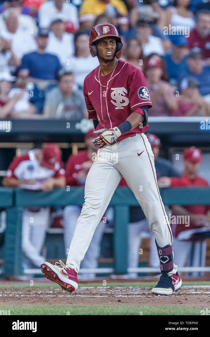 Omaha, NE, États-Unis 15 juin 2019. L'État de Floride centerfielder J.C. Fleurs # 8 en action pendant la partie 2 de la NCAA 2019 Men's College World Series entre Craftsman aspirateur avale de l'Arkansas et Florida State Seminoles au TD Ameritrade Park à Omaha, NE.Participation : 26 155.Florida State a gagné1-0.Michael Spomer/Cal Sport Media/Alamy Live News Banque D'Images