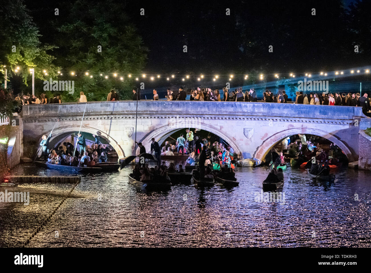 Cambridge UK 17 juin 2019. Une scène presque médiévale chaotique sur le dos et la rivière Cam à la Trinity College peut Ball car les gens en plates et des bateaux qui partent après un feu d'artifice était terminée. Divers Université de Cambridge tenir le traditionnel balles en semaine, ce qui est peut-être en juin, avec des divertissements, de la nourriture, boire et faire la fête car les étudiants célèbrent la fin de terme. Julian crédit Eales/Alamy Live News Banque D'Images