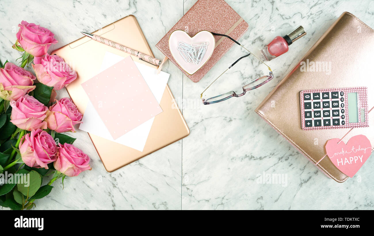 Espace de bureau rose très féminin avec des accessoires en or rose sur fond  blanc en flatlay les frais généraux Photo Stock - Alamy