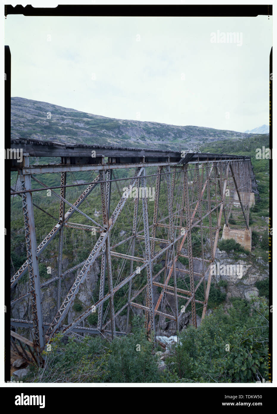 Vue oblique à partir de la culée sud-est à sud-ouest. - White Pass and Yukon Railroad, pont cantilever, Skagway, Recensement de Skagway-Hoonah-Angoon, AK Banque D'Images