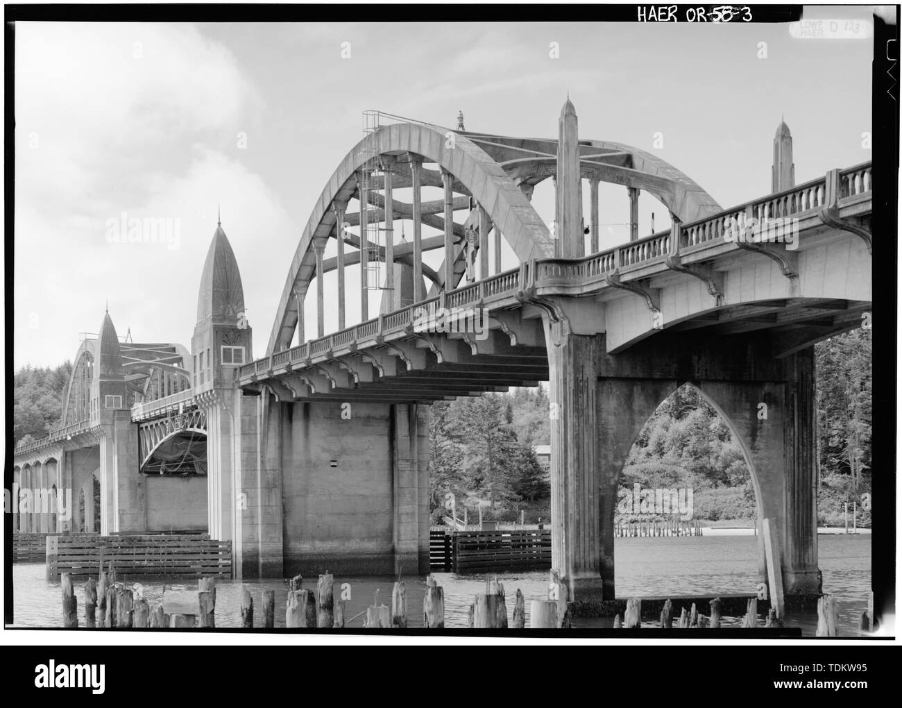 Vue oblique du nord-est - Pont de la rivière Siuslaw, enjambant la rivière Siuslaw à l'Oregon Coast Highway, Florence, Lane Comté, ou Banque D'Images