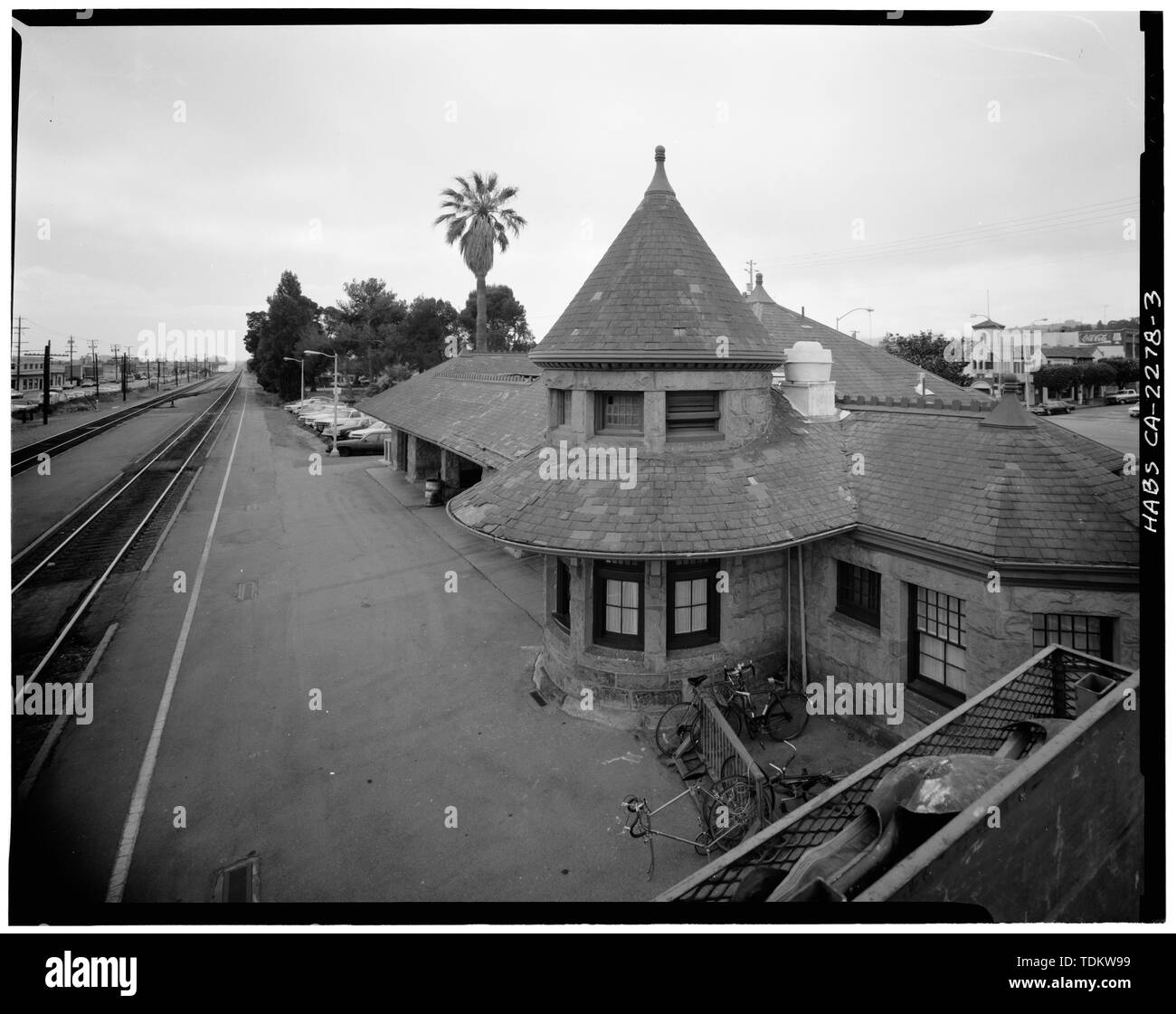 Vue oblique de camion à plateau, montrant un toit en ardoise, détérioration de l'apparence générale de la plate-forme passager salon et paramètre ; voir au sud, 90mm. - Dépôt du Pacifique Sud, 559 El Camino Real, San Carlos, San Mateo County, CA Banque D'Images
