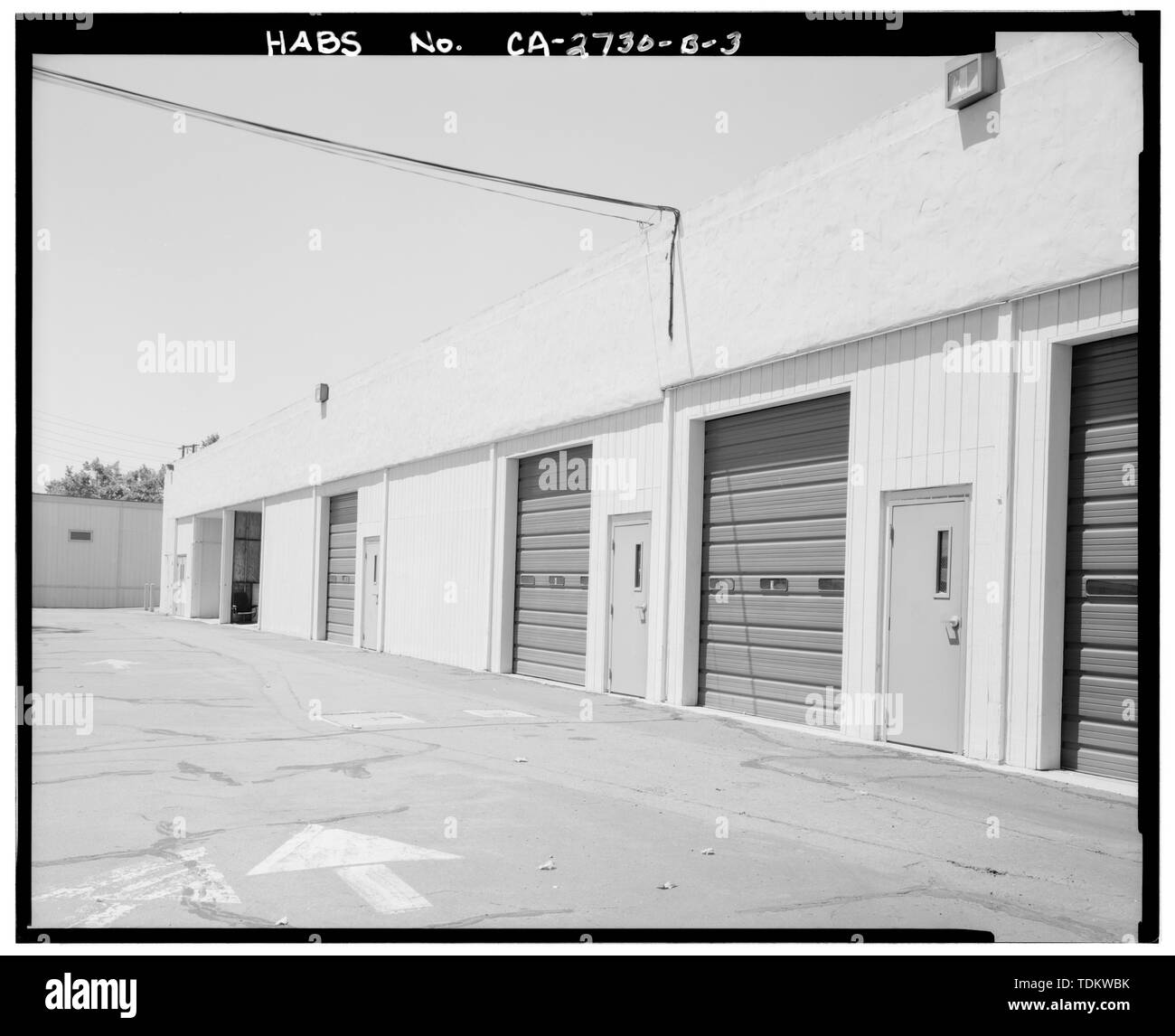 Vue oblique à la nord-est à l'ouest du mur. District 11 - CALTRANS, entretien piscine, Moteur 4050 Taylor Street, San Diego, San Diego County, CA Banque D'Images