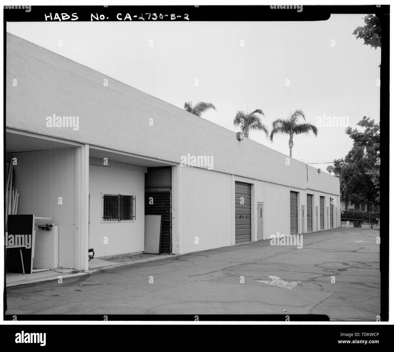 Vue oblique à la sud-est à l'ouest du mur. District 11 - CALTRANS, entretien piscine, Moteur 4050 Taylor Street, San Diego, San Diego County, CA Banque D'Images