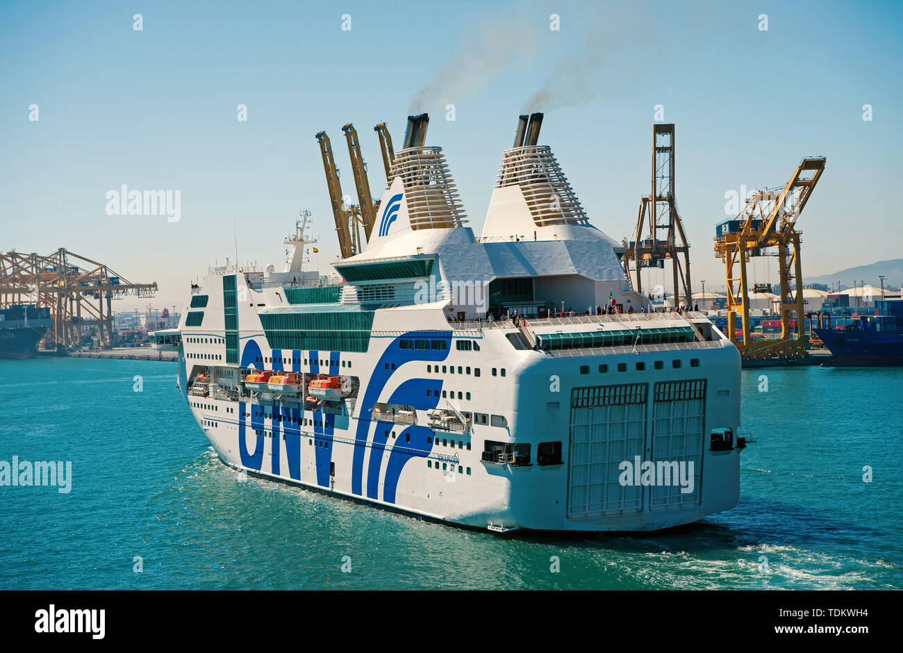 Barcelone, Espagne - 30 mars 2016 : navire à passagers GNV Rhapsody Genova en port de mer. Destination croisière voyage sur un navire. Voyageant par mer. Wanderlust et découverte. Été vacances sur navire. Banque D'Images