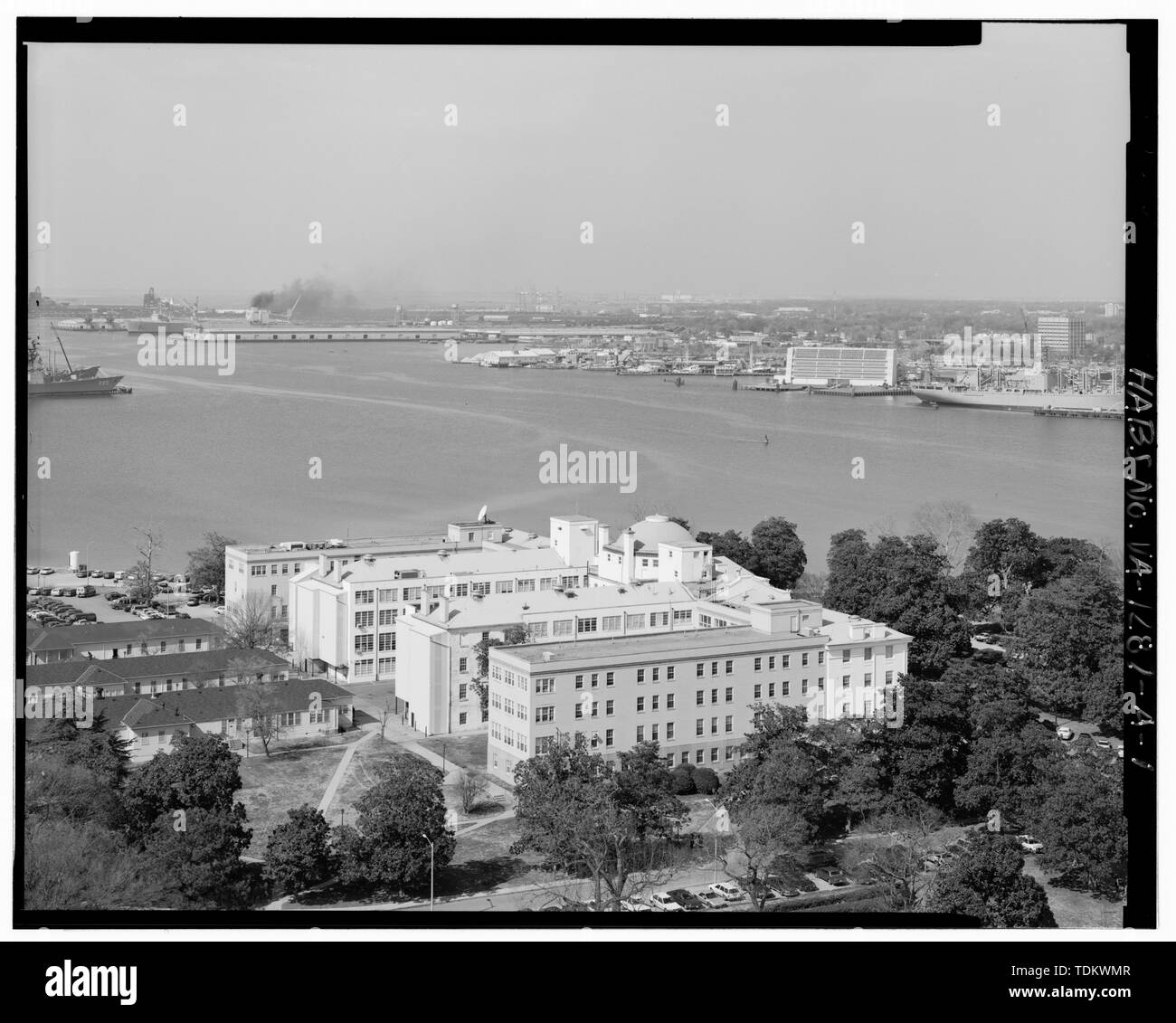 Vue oblique du bâtiment de l'hôpital naval de Portsmouth en direction nord depuis la toiture de 1960 - L'hôpital de grande hauteur de l'hôpital naval de Portsmouth, bâtiment de l'hôpital, lieu Rixey, borné par Williamson, Holcomb Road, et le Cercle, Portsmouth, Portsmouth, VA Banque D'Images