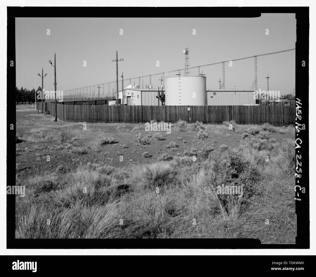 Vue oblique des quatre composés, à la sud-ouest. Réservoir de stockage de l'eau dans le centre derrière barrière, dans l'avant du récepteur Building - Au-delà de l'horizon radar de rétrodiffusion radar Tulelake, réseau du secteur de l'eau Site recevoir quatre Installation de stockage, à l'ouest de la route sans nom de la route à double tête, Tulelake, comté de Siskiyou, CA Banque D'Images