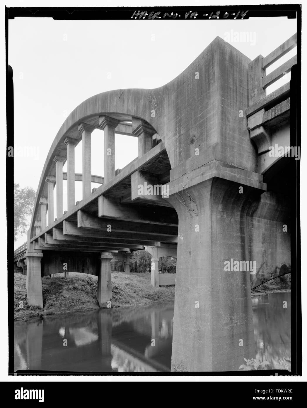 Vue oblique d'arch span élévation est et au printemps, à au sud-ouest point piers U.S. Route 1 - Pont de la rivière Nottoway, U.S. Route 1 enjambant la rivière Nottoway, McKenney, Dinwiddie County, VA ; Glidden, William P Hagedoin ; Société de construction ; Vergara, émetteur ; Tucher, Rob, photographe ; Casella, Richard M, historien ; Pendleton, Philip E, historien Banque D'Images