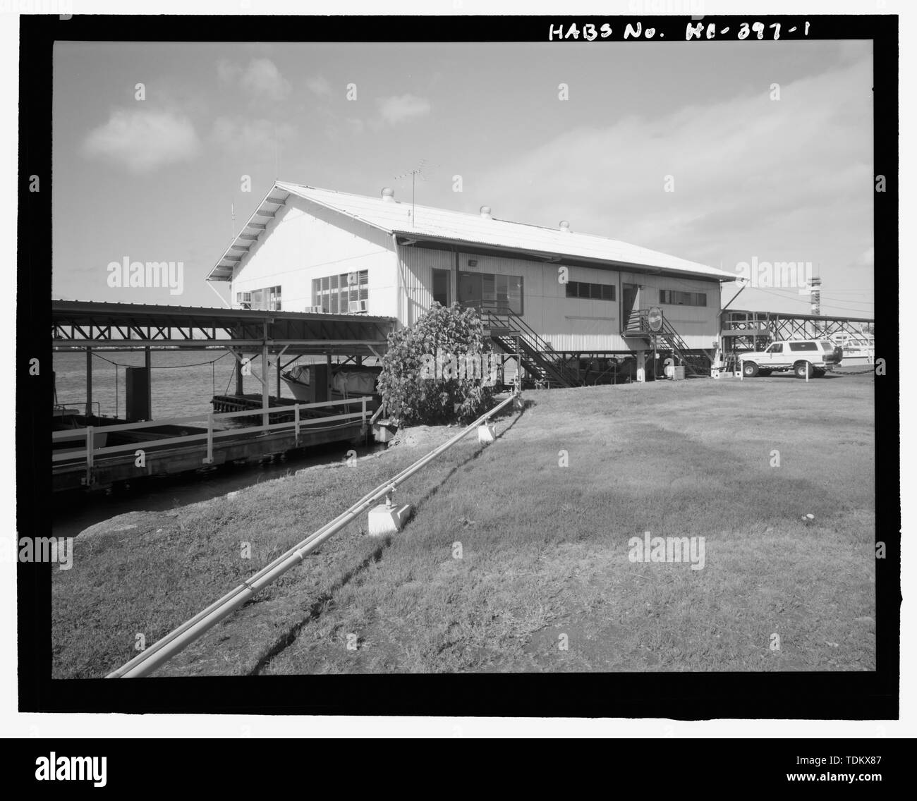Vue oblique d'East End et façade nord - Base navale américaine, Pearl Harbor, Boat House, lors de l'indépendance Avenue Hornet Street, Pearl City, comté de Honolulu, HI Banque D'Images