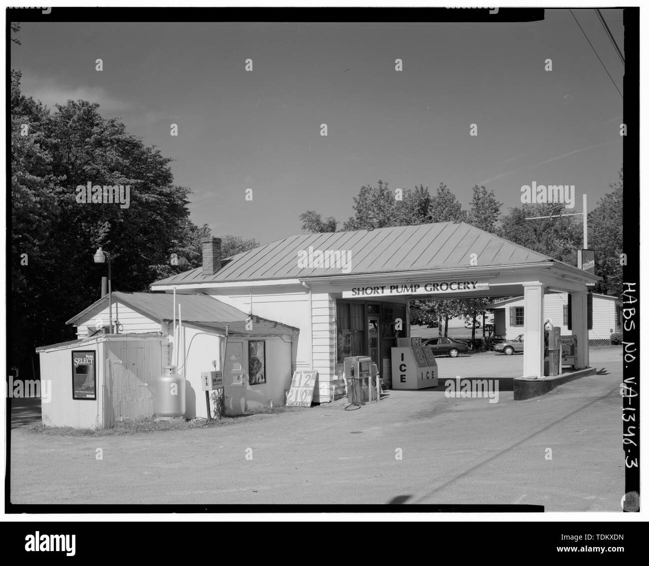 Vue oblique d'avant (nord) et à gauche (est) l'altitude, à au sud-ouest. - Short Pump Station Shell, 11441 West Broad Street, Short Pump, Henrico County, VA ; Alfson, Mary, émetteur ; Tucher, Rob, photographe ; Berg, David C, historien Banque D'Images