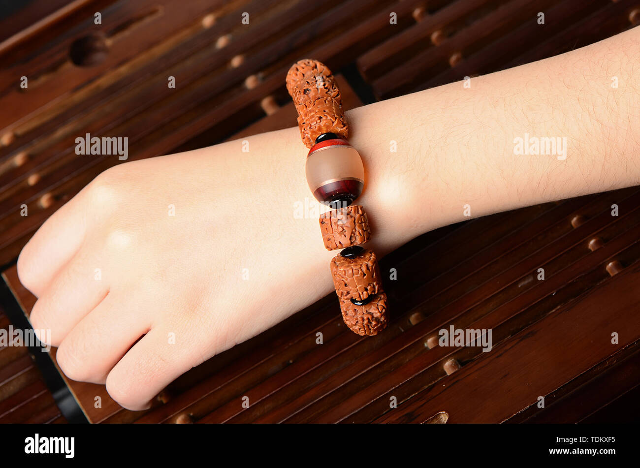 Grand lit King Kong main Bouddha Bodhi chaîne perles portant photo Banque D'Images