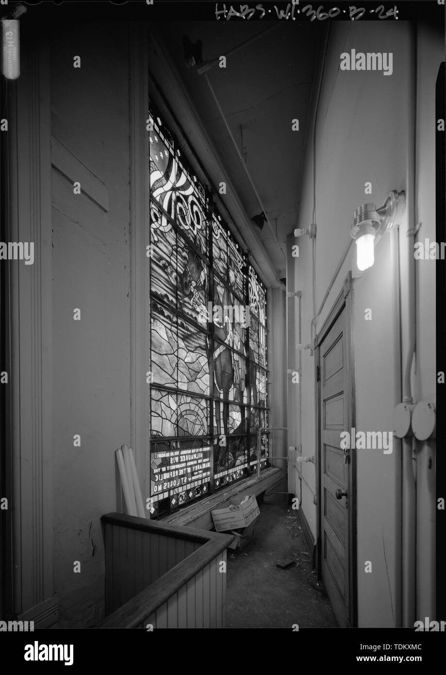 Vue oblique du vitrail commémoratif de l'est corridor loge - Foyer national pour personnes handicapées soldats volontaires, nord-ouest de branche, Ward Memorial Hall, 5000 West Avenue nationale, Milwaukee, Milwaukee county, WI ; Koch, Henry C., architecte ; Département des affaires des anciens combattants Banque D'Images