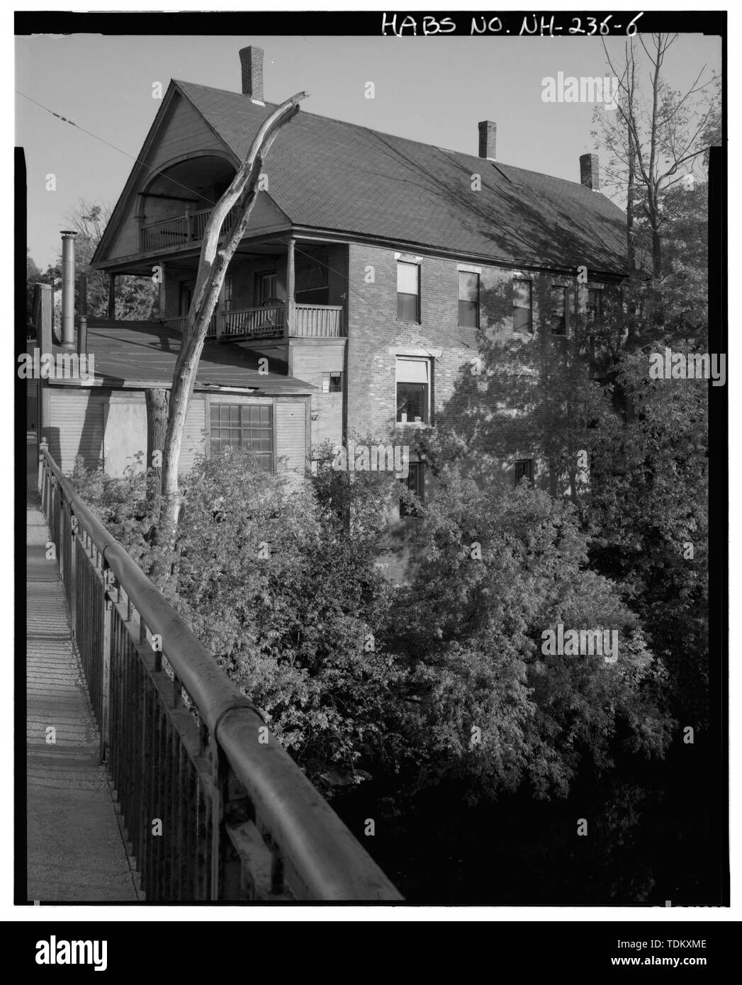 Vue oblique du nord et l'ouest en altitude, à la partie sud-est - Clement et Rossiter Store, 1346, rue Union, Claremont, Sullivan County, NH Banque D'Images