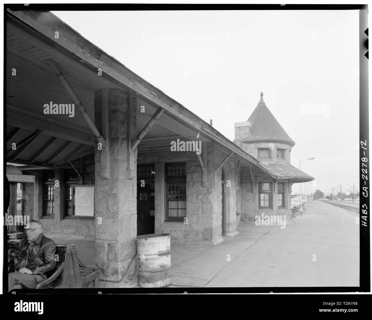 Vue oblique du nord est de la façade, montrant missing gouttière, toit en ardoise détériorée, des fenêtres cassées dans la tour ; voir l'ouest-nord-ouest, 90mm. - Dépôt du Pacifique Sud, 559 El Camino Real, San Carlos, San Mateo County, CA Banque D'Images