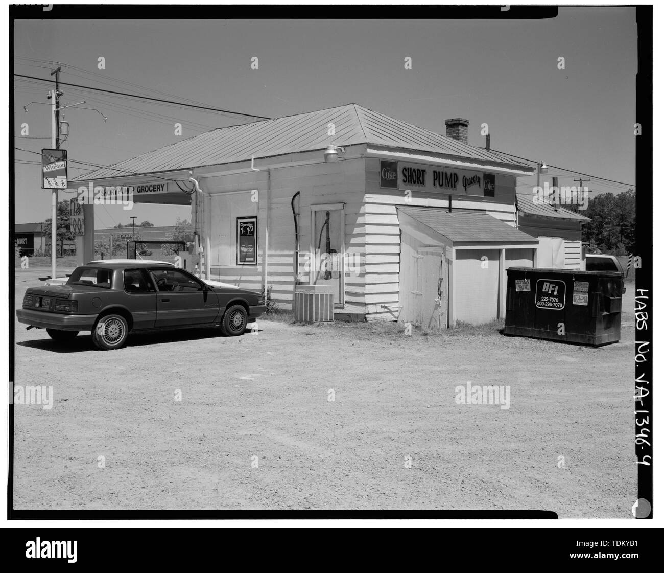 Vue oblique d'arrière (sud) et du côté droit (ouest), à au nord-est. - Short Pump Station Shell, 11441 West Broad Street, Short Pump, Henrico County, VA ; Alfson, Mary, émetteur ; Tucher, Rob, photographe ; Berg, David C, historien Banque D'Images