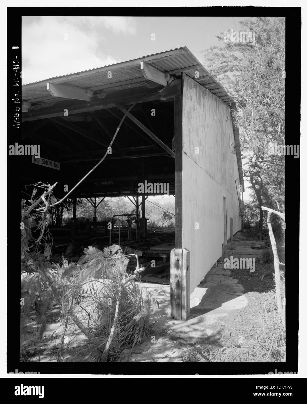 Vue oblique du côté nord et ouest - Base navale américaine, Pearl Harbor, l'essence de l'usine de tambourinage, Ewa Junction, Pearl City, comté de Honolulu, HI Banque D'Images