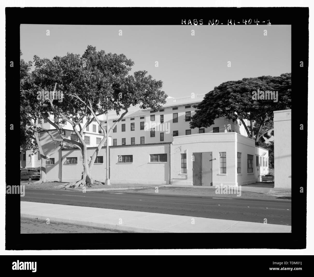 Vue oblique du côté sud-est et nord-est de l'ensemble de l'Avenue. - Base navale américaine, Pearl Harbor, chaufferie et chambre froide, les bouchers boutique et magasins à sec, au sud du bâtiment Avenue, près de la rue Salvor, Pearl City, comté de Honolulu, HI Banque D'Images