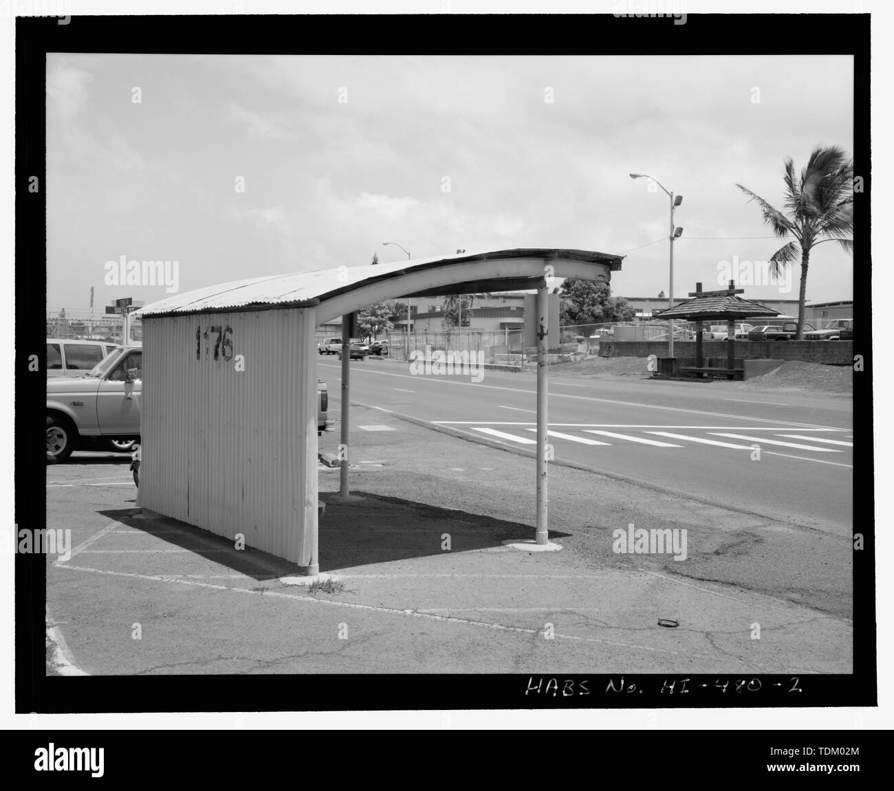 Vue oblique du côté sud-ouest et nord-ouest de l'arrière. Voir face à l'Est - Base navale américaine, Pearl Harbor, le logement, l'Avenue centrale près de l'intersection de la Sixième Rue, Pearl City, comté de Honolulu, HI Banque D'Images