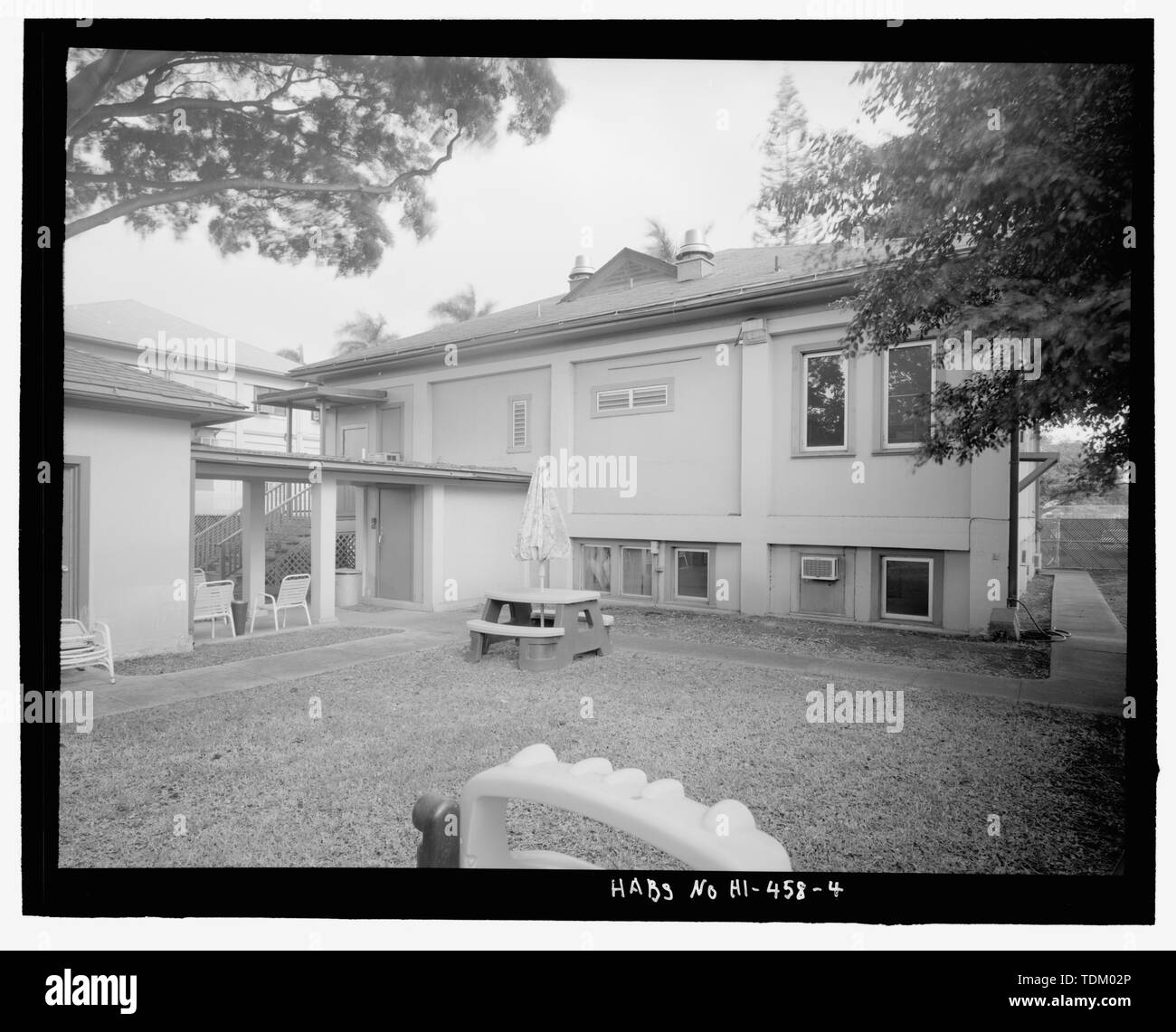 Vue oblique du côté sud-ouest, de l'installation 368 à gauche, une table avec des parasols et des bancs, vue face au nord - Base navale américaine de Pearl Harbor, Laboratoire de l'hôpital, hôpital, façon, près de l'intersection avec la 3e Rue, Pearl City, comté de Honolulu, HI Banque D'Images
