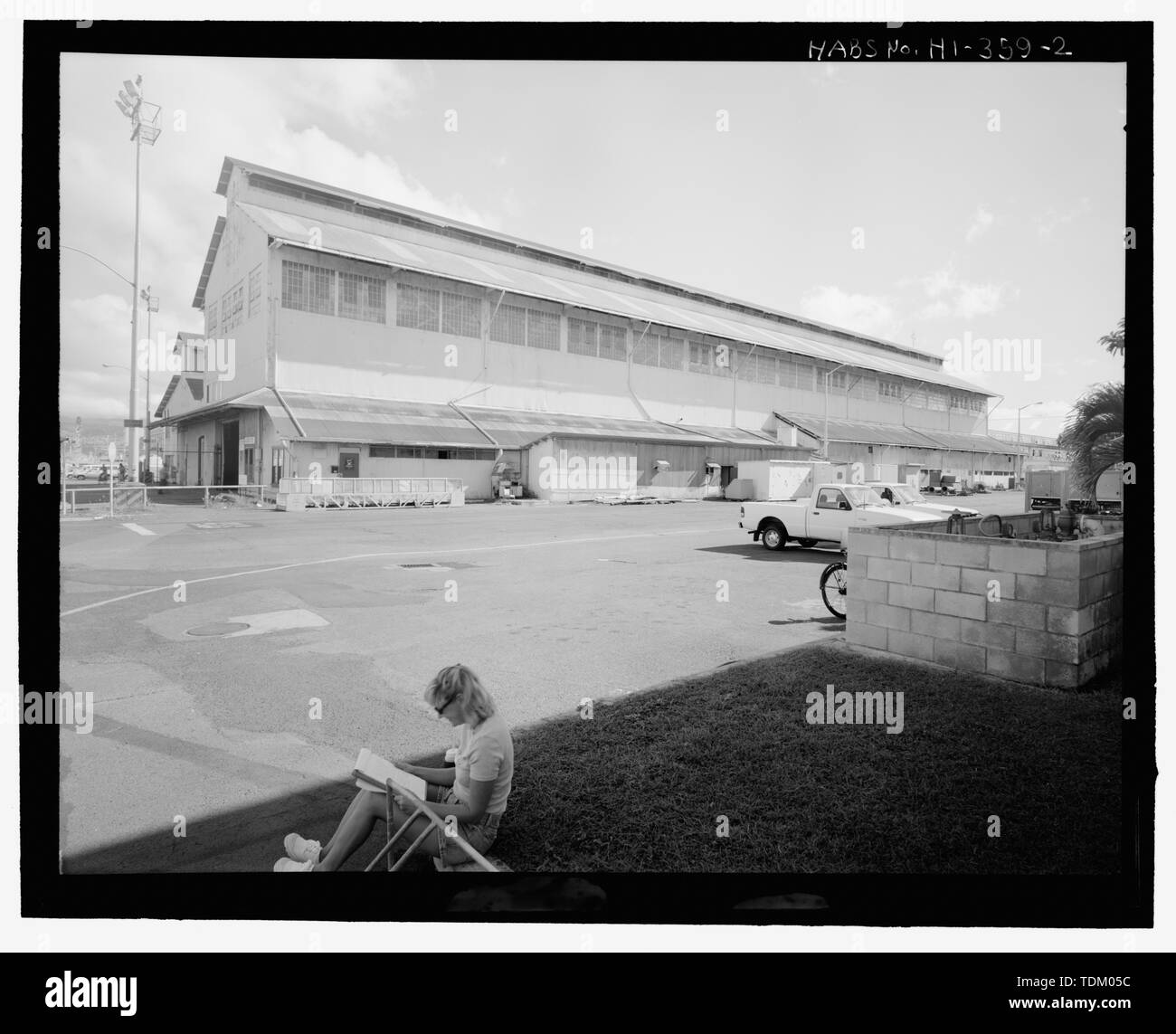 Vue oblique du west end et le côté sud montrant la bande de lumière haut multi-fenêtres sur le mur sud et les différentes sections du toit en appentis ce côté. Face au nord-est - vue sur la base navale américaine, Pearl Harbor, Shipfitters, Metal et de Chaudière Shop, Lake Erie Street à Russell Avenue, Pearl City, comté de Honolulu, HI Banque D'Images