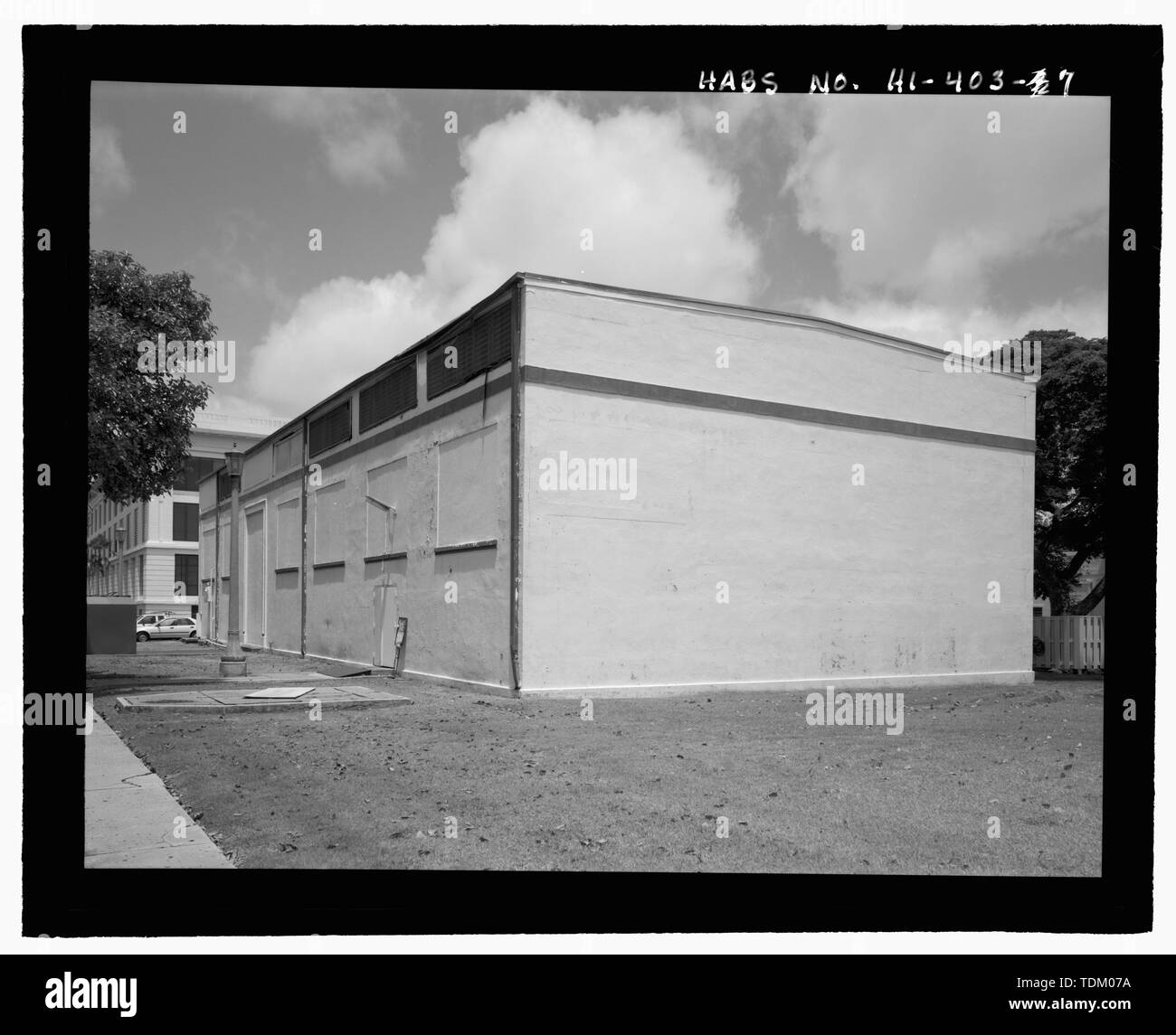 Vue oblique d'extrémité ouest et du côté nord. - Base navale américaine, Pearl Harbor, un gymnase et un théâtre, Neville, façon Pearl City, comté de Honolulu, HI Banque D'Images