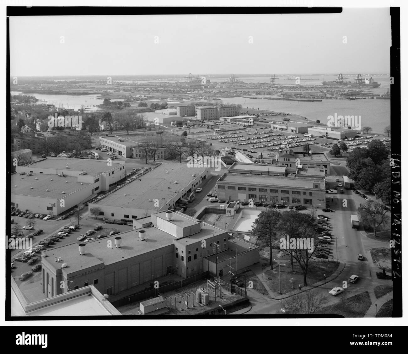 Vue oblique de la partie ouest du complexe hospitalier montrant en premier plan, de gauche à droite, un centre récréatif (HAB No VA-1287-N), salle de douche et d'une piscine (HABS No VA-1287-M) ; et en bon terrain, d'avant en arrière, carpenter et paint shop (HAB No VA-1287-L), bâtiment de stockage médical (HAB No VA-1287-K), et le pouvoir central chambre(HABS No VA-1287-J), vue vers le nord-ouest du toit d'une tour 1960 - L'hôpital de l'hôpital naval de Portsmouth, borné par l'Elizabeth River, Crawford Street, l'Hôpital général de Portsmouth, Parkview Avenue, et Scotts Creek, Portsmouth, Portsmouth, VA Banque D'Images