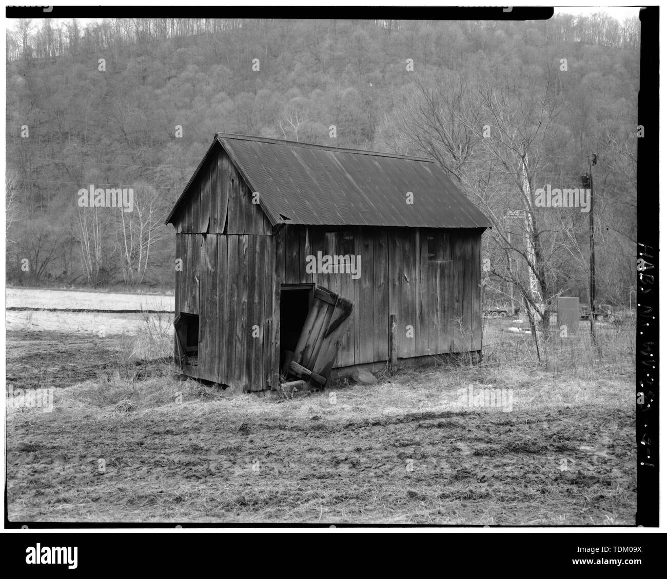 Vue oblique montrant le sud et est - Jacob Crow ferme, porcherie, Crow Creek Road, 1 mile au sud de l'intersection des routes 15 et 28, Cameron, Marshall Comté, WV Banque D'Images