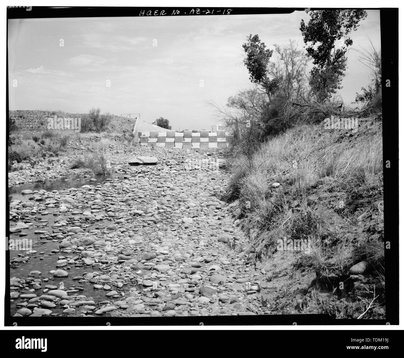Sortie de la Scie de vidanger dans Salt River, vue vers le nord. - Ancien Canal St, Côté Nord de la Rivière Salée, Phoenix, comté de Maricopa, AZ Banque D'Images