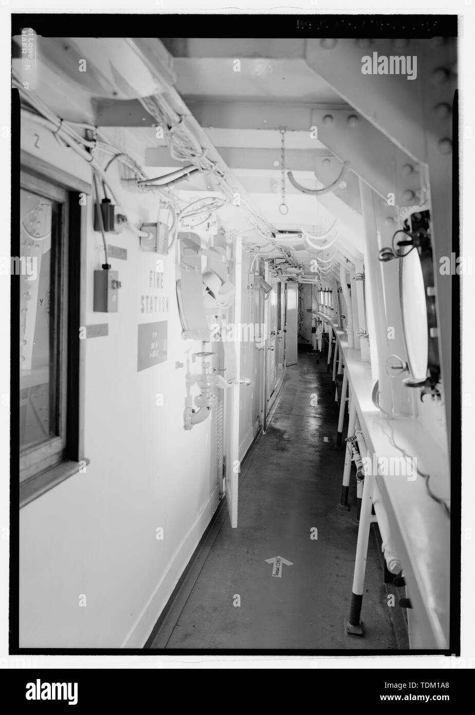 Corridor de l'extérieur, à l'arrière du pont à partir de la bouée de gâchis. - U.S. Coast Guard Cutter le sapin, région de Puget Sound, Seattle, comté de King, WA ; U.S. Lighthouse Service ; Garde côtière des États-Unis ; Moore Dry Dock Company ; rose trémière USCG (WLM-220) ; NOYER USCG (WLM-252) ; U.S. Bureau des phares ; département du Commerce des États-Unis, US Coast Guard, des Travaux publics et de l'Administration ; Phoenix Iron Works ; Oakland fonderie de laiton ; Mason, Harriet Birta ; Mason, Wallace a ; Johnson, J M ; Tinkham, R R ; Dibrell, W C, Hingsburg, F C ; Conant, F H ; Eriksen, Ole ; Brooks, Pete, architecte ; Foster, Kevin, Chef, Programme Maritime NPS ; Croteau, Todd, projet Banque D'Images