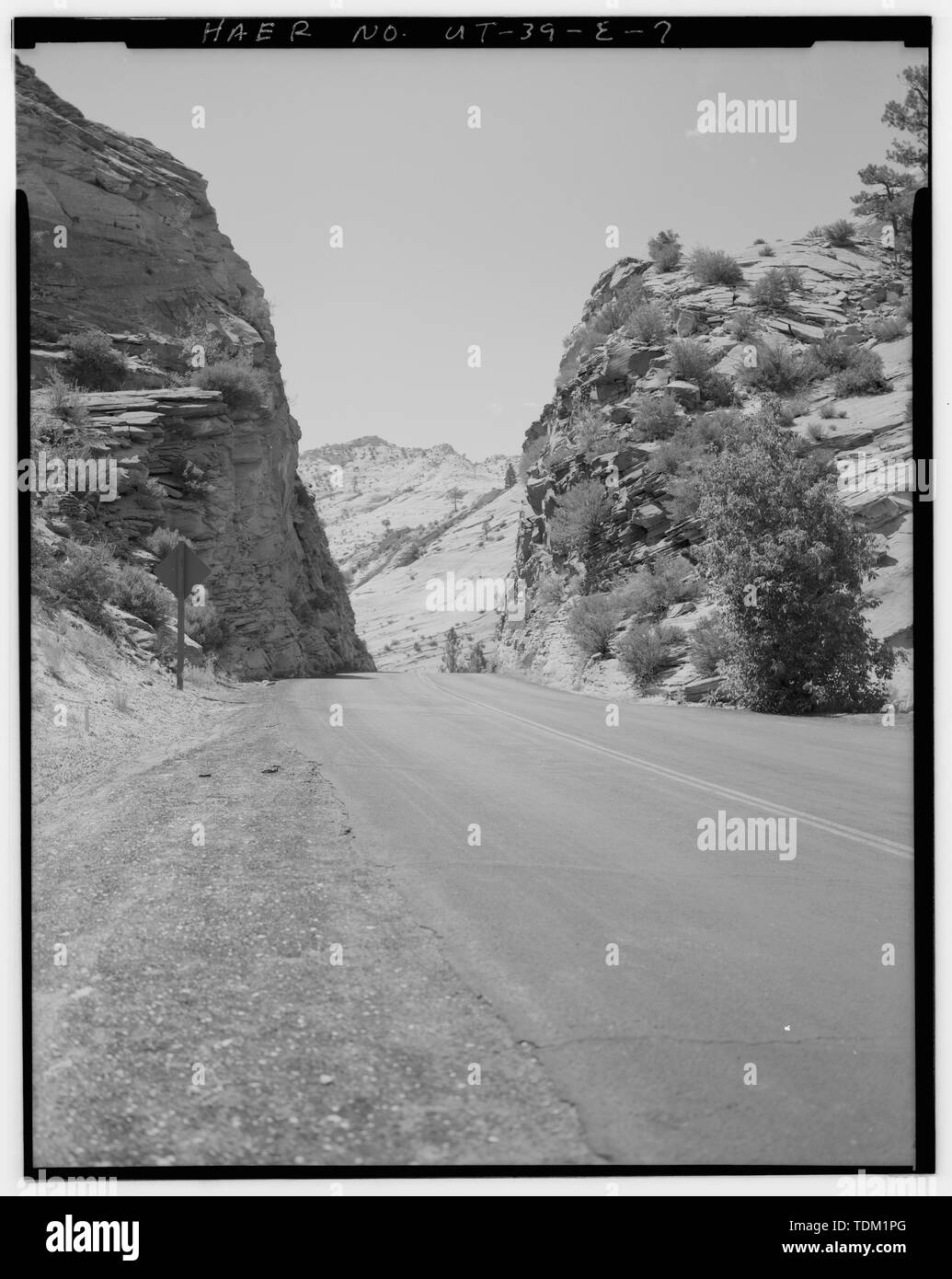 Vue globale de la coupe de route à l'ouest du pont, à l'ouest. - Zion-Mount Carmel Highway, 62 pieds de Pine Creek arche en béton, pont enjambant le ruisseau clair, Springdale, comté de Washington, UT ; Ministère des Transports de l'Utah ; Bureau of Public Roads ; Nevada Contracting Company, entreprise de construction Reynolds-Ely ; Ora Bundy Construction ; Osborne, Julie W, historien ; Thallheimer, Arnold, photographe ; Grogan, Brian C, photographe Banque D'Images