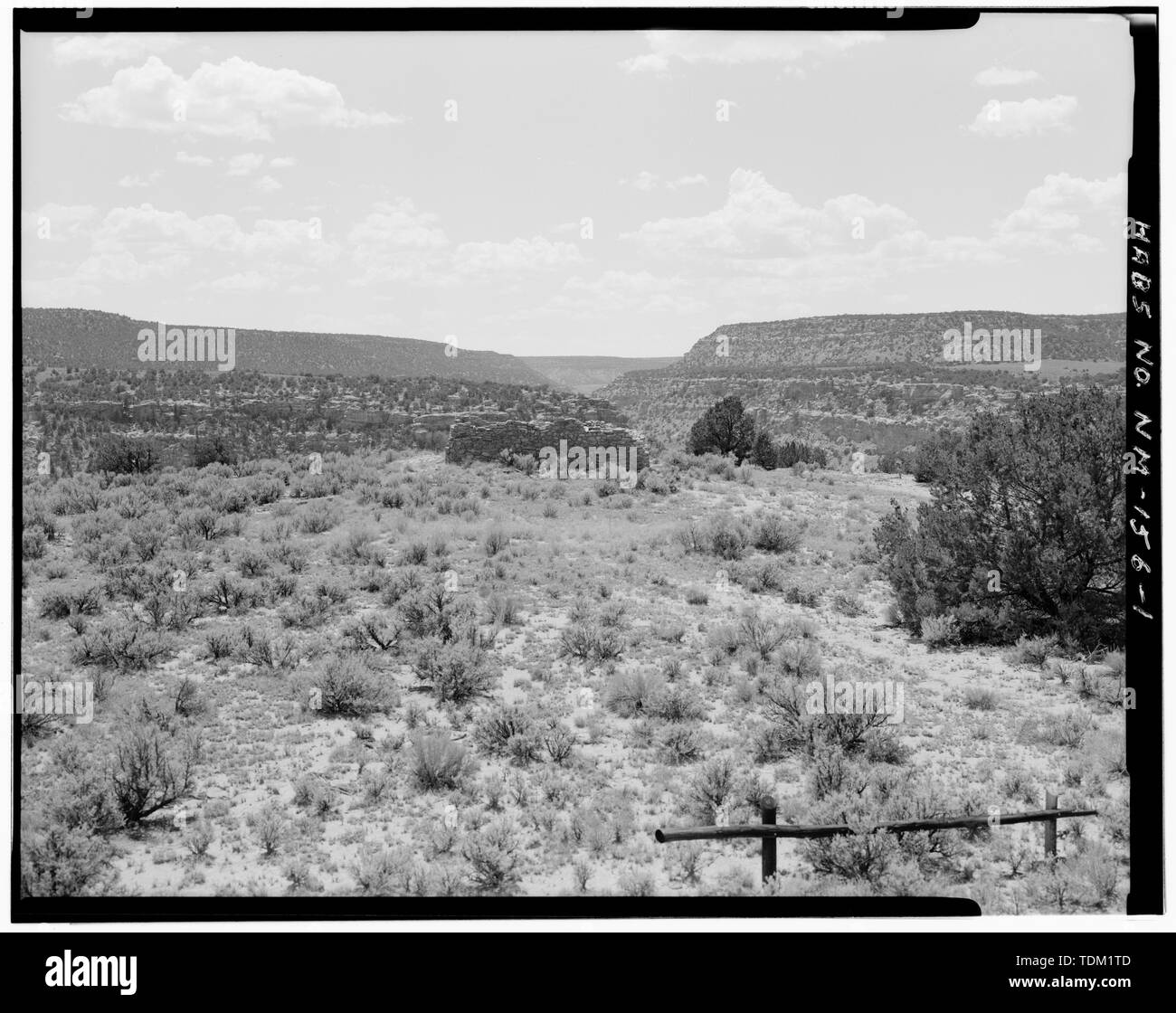 Vue d'ensemble montrant relation avec banc, à au sud-ouest du canyon. - Tapacito Pueblito, au nord du confluent de l'Tapacito et Largo Canyons, Dulce, Rio Arriba Comté, NM Banque D'Images