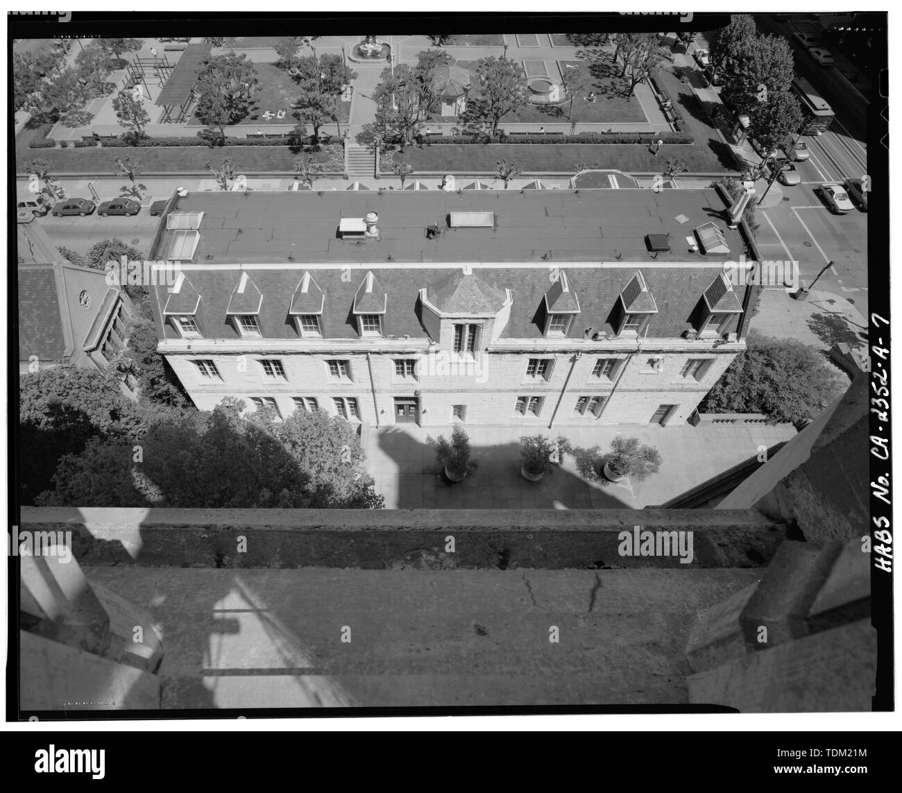 Vue supérieure de l'élévation ouest et du toit de la cathédrale (Tour nord) - La Cathédrale Grace, George William Gibbs Memorial Hall, 1051 Taylor Street, San Francisco, Comté de San Francisco, CA Banque D'Images