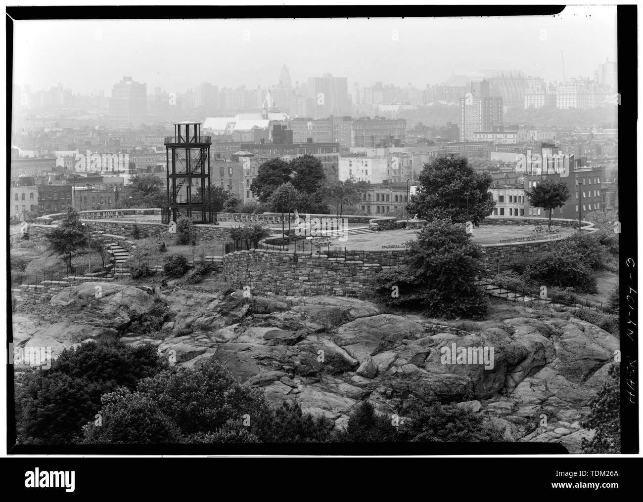 Sommaire de l'hôpital à l'ouest. - Harlem Fire Watchtower, Marcus Garvey Park, New York, New York County, NY Banque D'Images