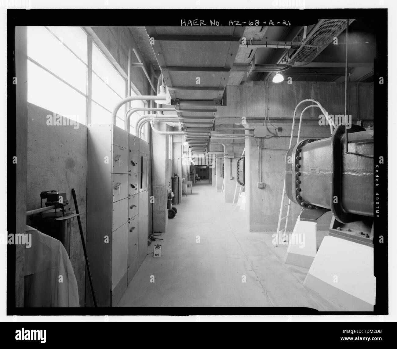 Sommaire des prix de la pompe, montrant à droite et pompes armoires de distribution de puissance pour les moteurs le long du mur nord, à gauche. Vue d'orient - Wellton-Mohawk Système d'irrigation, l'usine de pompage n° 1, délimité par la rivière Gila et la Union Pacific Railroad, Grove City, Comté de Yuma, AZ Banque D'Images