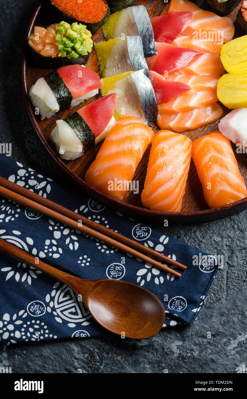 La photographie gastronomique feu simple avec des couleurs vives et des tons sombres avec des boulettes de riz sushi japonais Banque D'Images