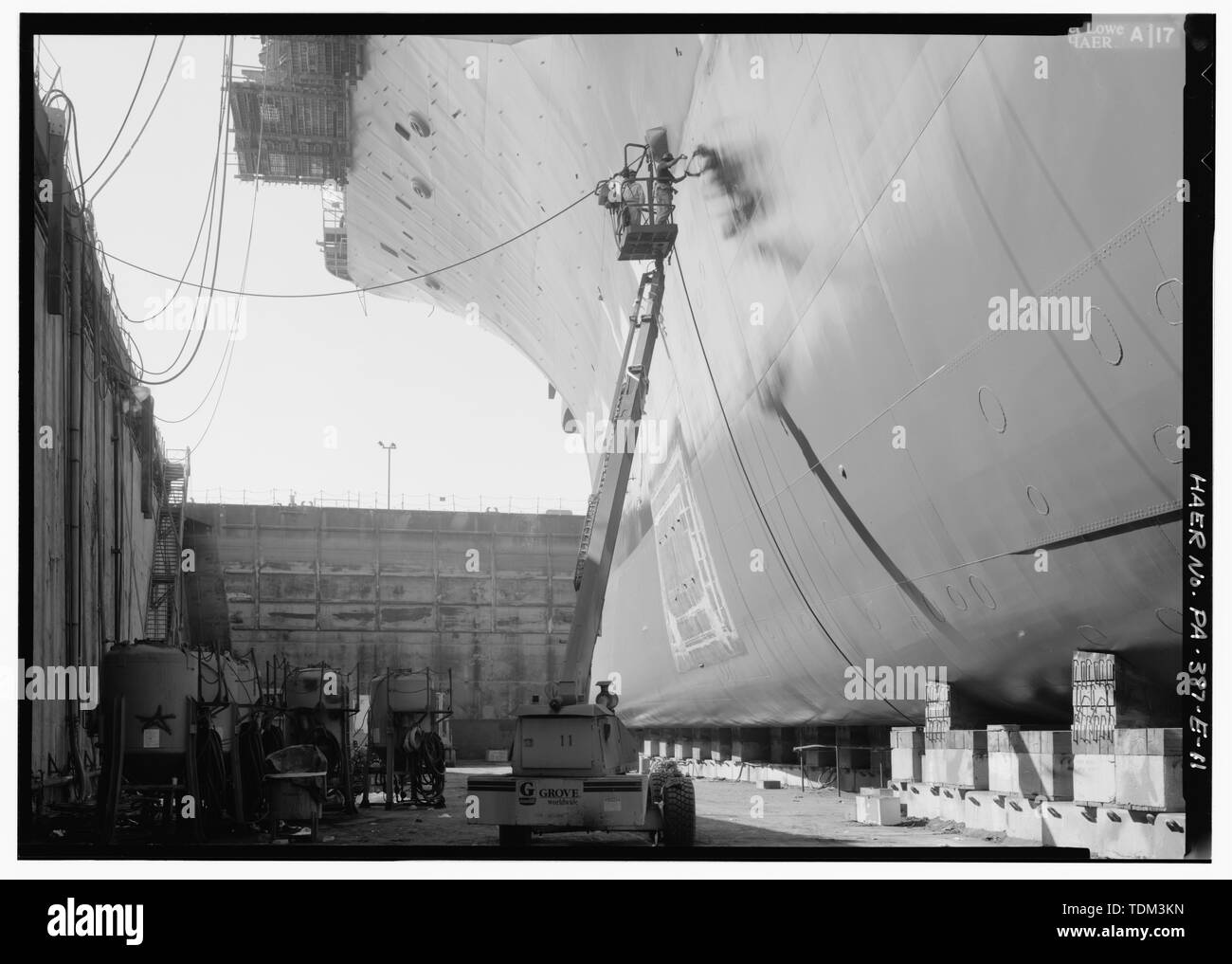https://c8.alamy.com/compfr/tdm3kn/peintres-de-la-depose-du-ruban-de-masquage-vue-en-direction-sud-a-partir-de-bas-etage-de-drydock-n-5-naval-base-philadelphia-philadelphia-naval-shipyard-dry-dock-n-5-l-ile-de-la-ligue-philadelphie-comte-de-philadelphie-pa-tdm3kn.jpg