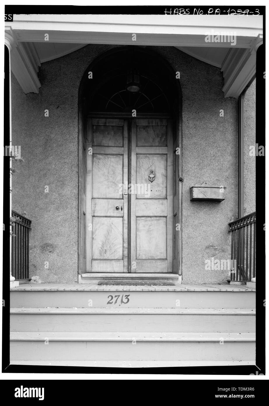 DOUBLE portes lambrissées avec imposte, ENTRÉE PRINCIPALE - Pont lecture Chambre, 2713 Route Haverford (Canton), Haverford Havertown, comté de Delaware, PA Banque D'Images