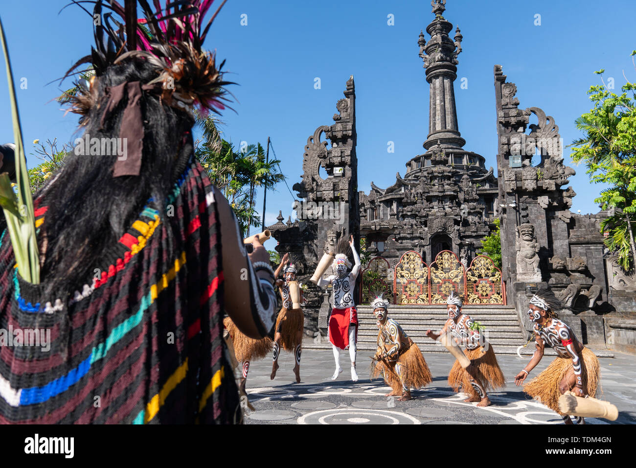 /DENPASAR BALI - 15 juin 2019 : la tribu papoue dancer à l'aide de téléphone mobile pour prendre des photos de leurs amis avant exécution au Bali Arts Festival 2019 (PSE Banque D'Images