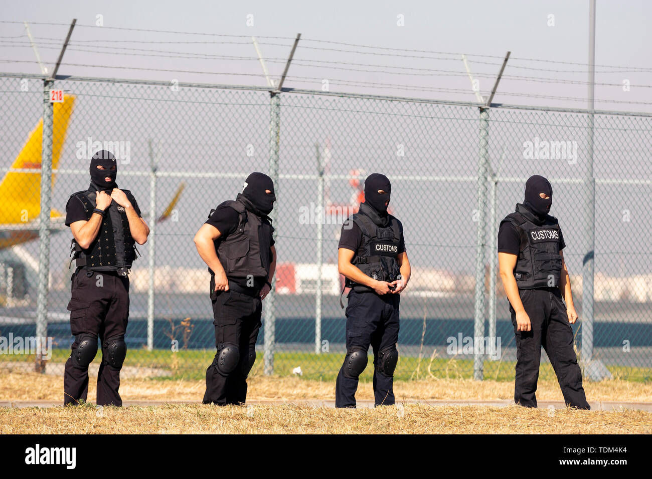 Quatre agents des douanes et de la protection des frontières et des forces spéciales de la Drug Enforcement Administration, participez à une session de formation à l'aéroport pour la recherche Banque D'Images