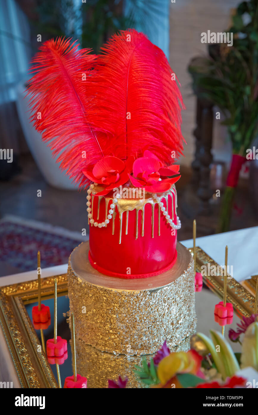 Gateau Rouge Et Or Gateau De Plumes Gateau Avec Perle Sur Le Dessus Photo Stock Alamy