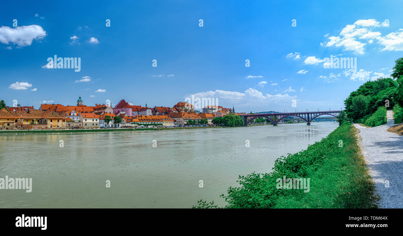 Quartier carême dans Maribor, Slovénie, une promenade au bord de l'eau populaires aux bâtiments historiques sur les rives de la rivière Drava Banque D'Images