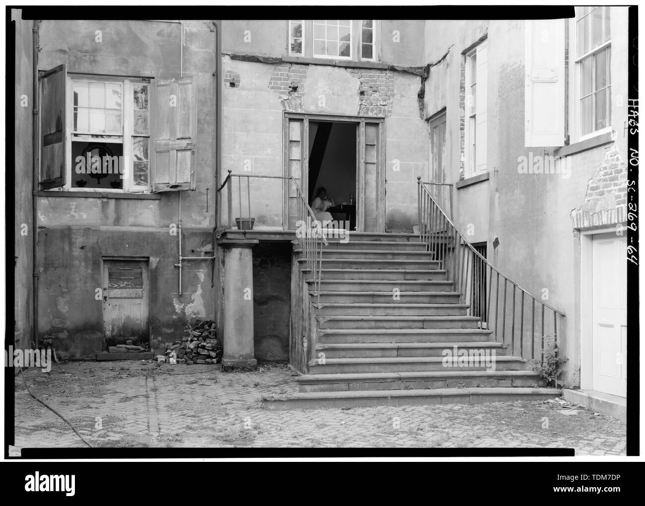 Vue EN PERSPECTIVE DE L'Amérique (arrière) de l'ESCALIER ET COUR - Maison Robinson-Aiken, 48 Elizabeth Street, Charleston, Charleston County, SC ; Robinson, John ; Aiken, William ; Aiken, William ; Clemson University, Département d'Architecture, répondant ; Lee, Peter, faculté répondant ; Gibson, Reginald Lee ; Fava, Ernest Edward, délinéateur Banque D'Images