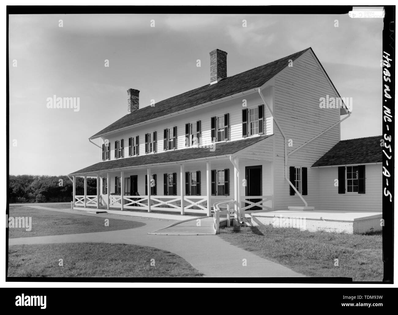 Vue EN PERSPECTIVE DU SUD-EST (AVANT) ET NORD-EST - phare du cap Hatteras, Double logement du gardien, Point de Cap Hatteras, Chemin d'accès à partir de la Route 12, Buxton, Dare County, NC Banque D'Images