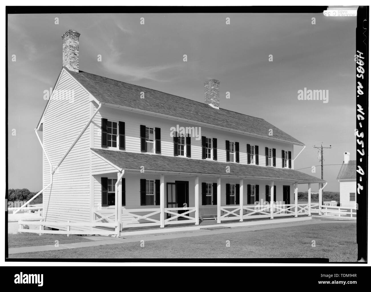 Vue EN PERSPECTIVE DU SUD-EST (AVANT) ET DU CÔTÉ SUD-OUEST - Le phare de Cape Hatteras, Double logement du gardien, Point de Cap Hatteras, Chemin d'accès à partir de la Route 12, Buxton, Dare County, NC Banque D'Images