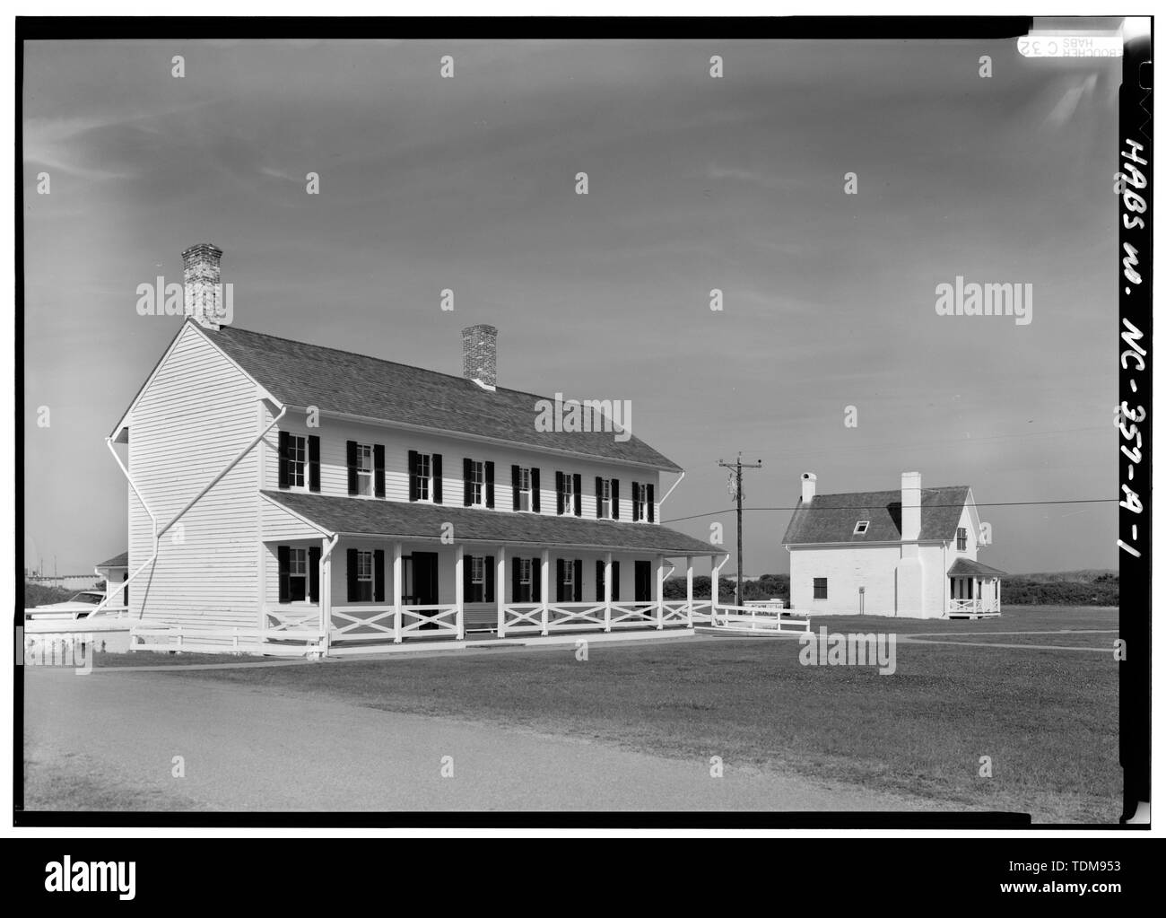 Vue EN PERSPECTIVE DU SUD-EST (AVANT) ET DU CÔTÉ SUD-OUEST, avec l'HABITATION DU GARDIEN PRINCIPAL EN ARRIÈRE-PLAN - le phare de Cape Hatteras, Double logement du gardien, Point de Cap Hatteras, Chemin d'accès à partir de la Route 12, Buxton, Dare County, NC Banque D'Images