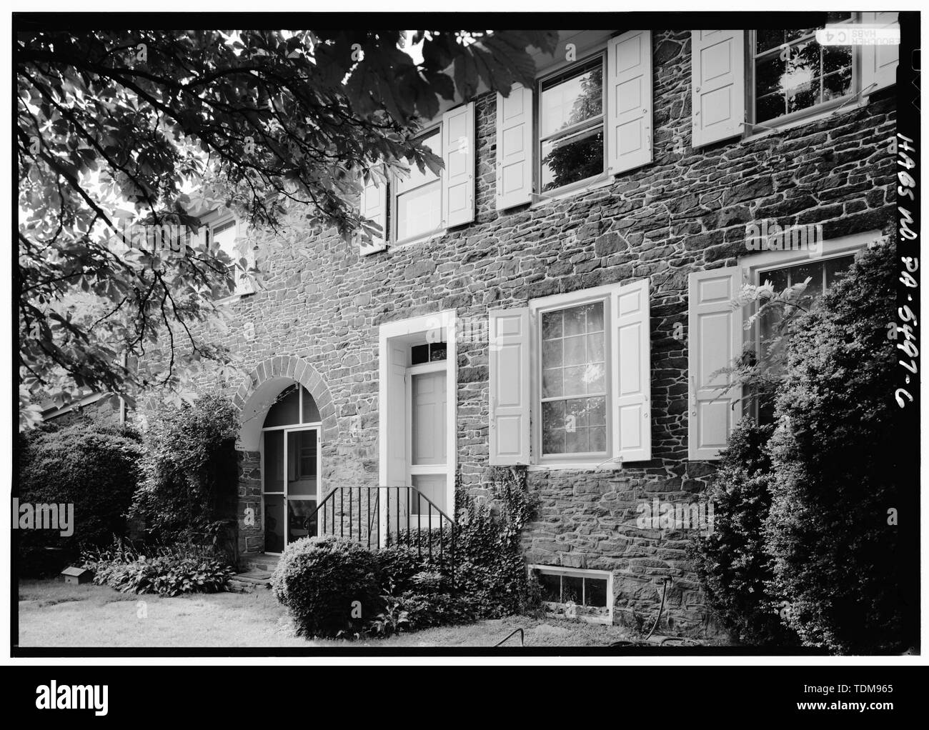 Vue EN PERSPECTIVE DU SUD-EST (arrière) montrant l'entrée et fenêtre, ARCHWAY - DÉTAILS Agrafeuse John House, 1505 Dolington Road (en bas Makefield Township), Yardley, Bucks County, PA ; Klugh, T, émetteur ; Boucher, Jack E, photographe ; Lavoie, Catherine C, historien Banque D'Images