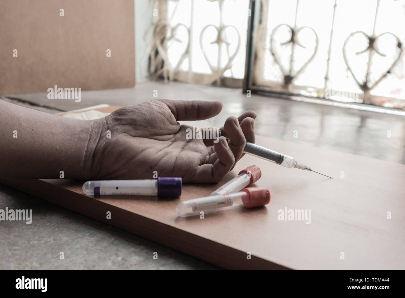Toxicomane part avec la seringue sur le sol avec un tubes de médicaments Banque D'Images
