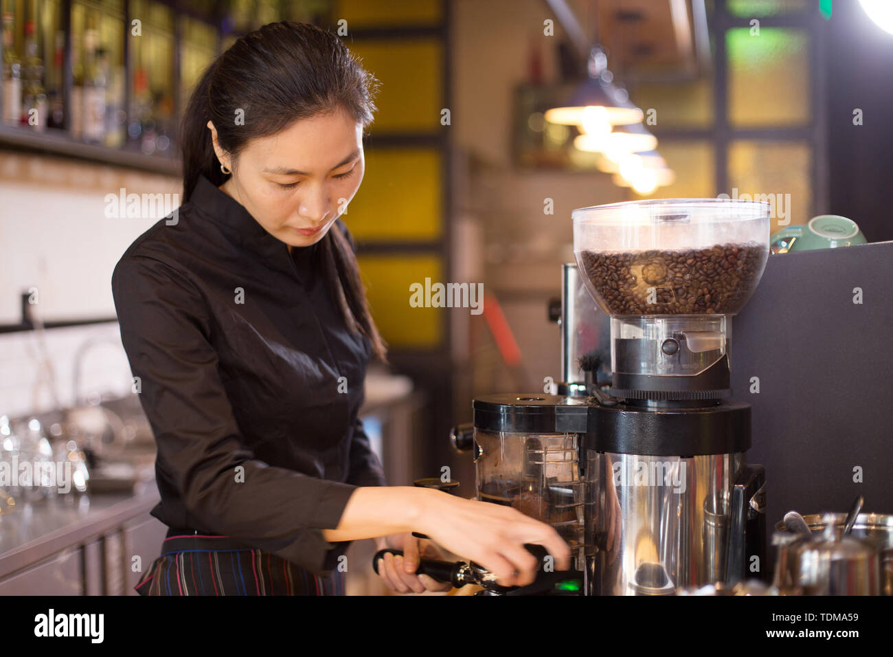 Dans waitress cafe moderne Banque D'Images